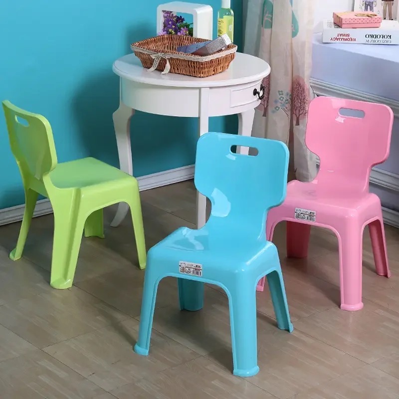 Chaise à dossier en plastique renforcé coloré